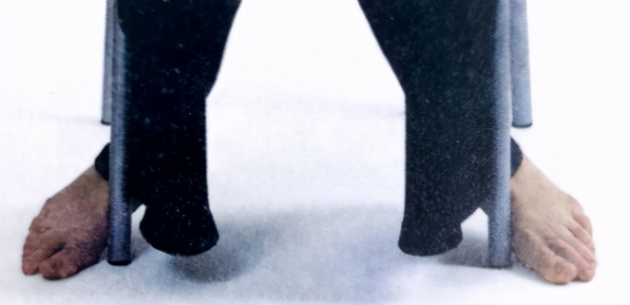 鞋子内侧磨损,鞋子后脚跟内侧磨损