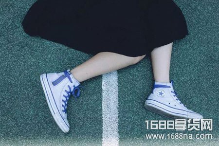 匡威被太阳暴晒一会会开胶吗,匡威下雨滑不滑怎么办