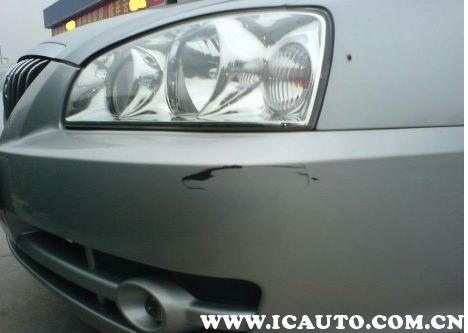 白色车被刮蹭漆怎么办,白色汽车剐蹭出现暗黑色划痕