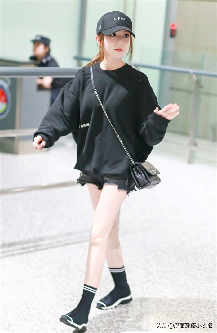 显瘦黑色卫衣,黑卫衣的四种穿搭