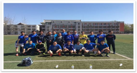 回首过去我们风雨同舟,足球我们依然坚守