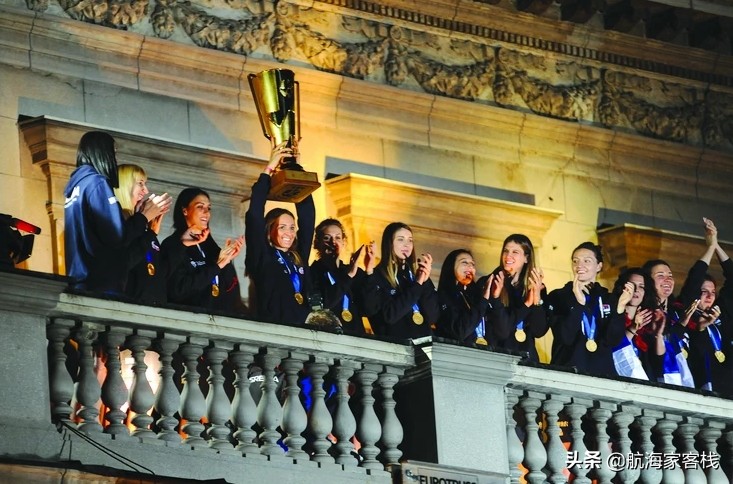 塞尔维亚女排卫冕欧锦冠军，贝尔格莱德全城雀跃欢腾