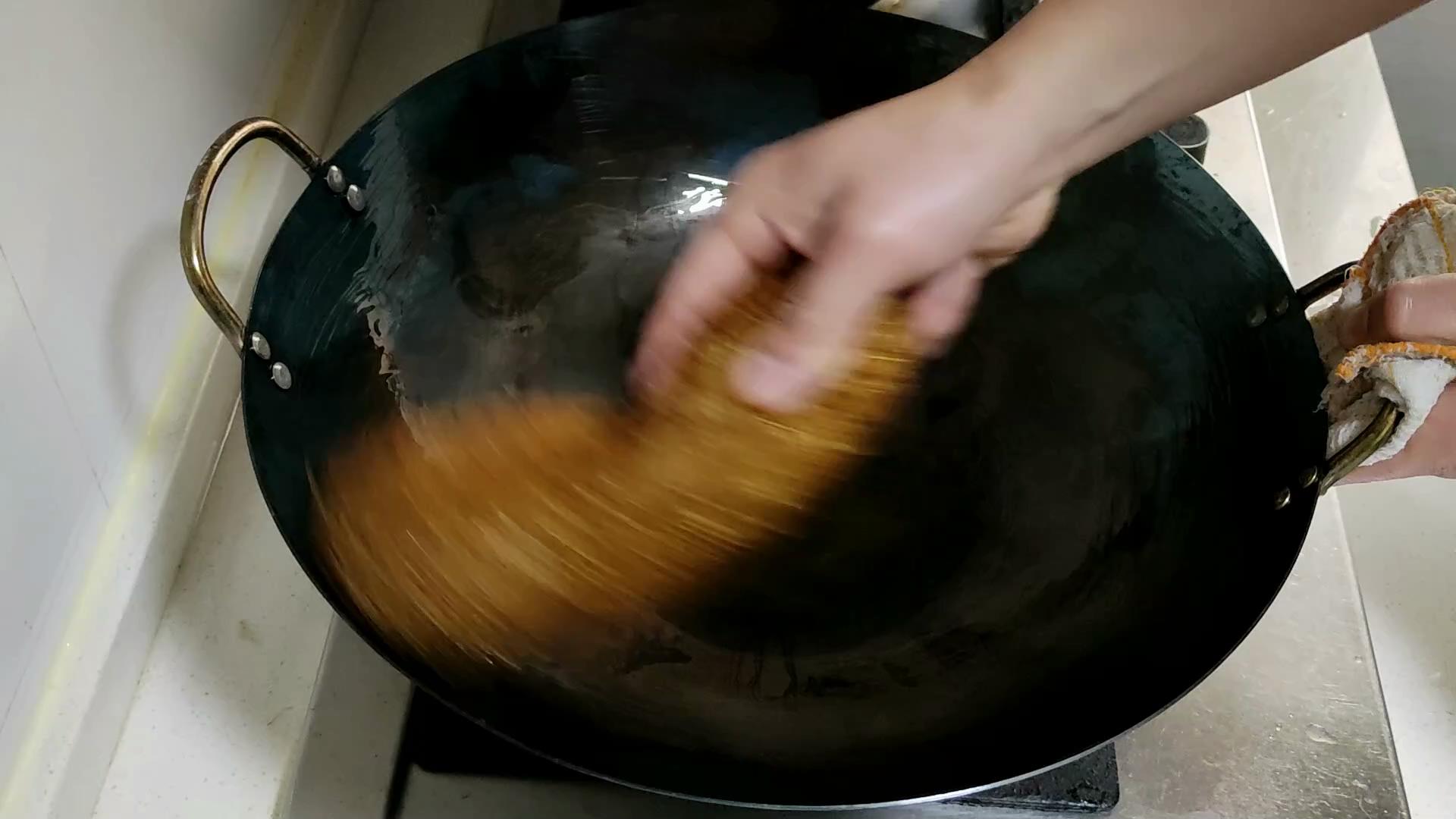 新铁锅不要直接用大厨教你开锅,新买的铁锅开锅不要猪肉