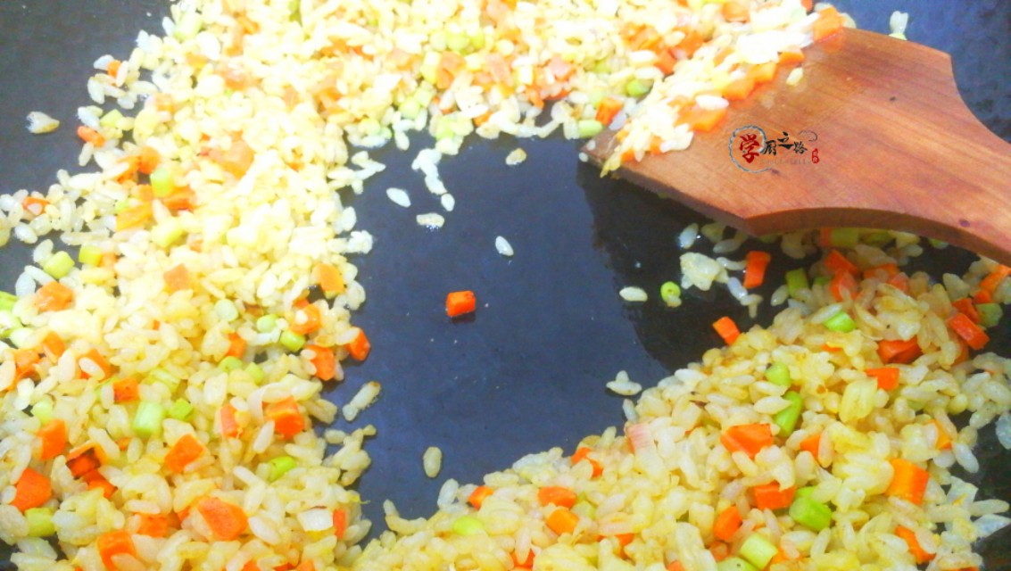 蛋炒饭黏糊成团易沾锅？看10年炒饭摊主如何操作，松散干香有诀窍