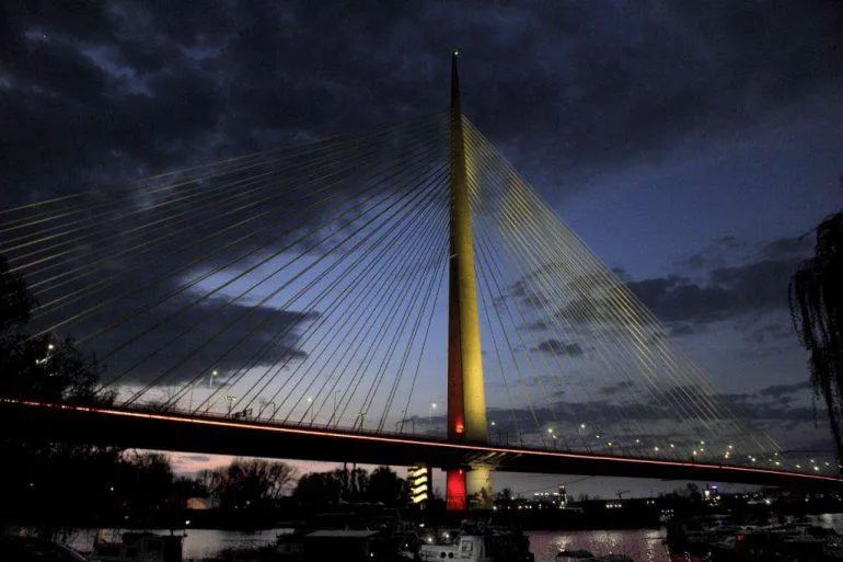 #塞尔维亚神编辑#冲上热搜！“铁板朋友来了！”网友：有点香