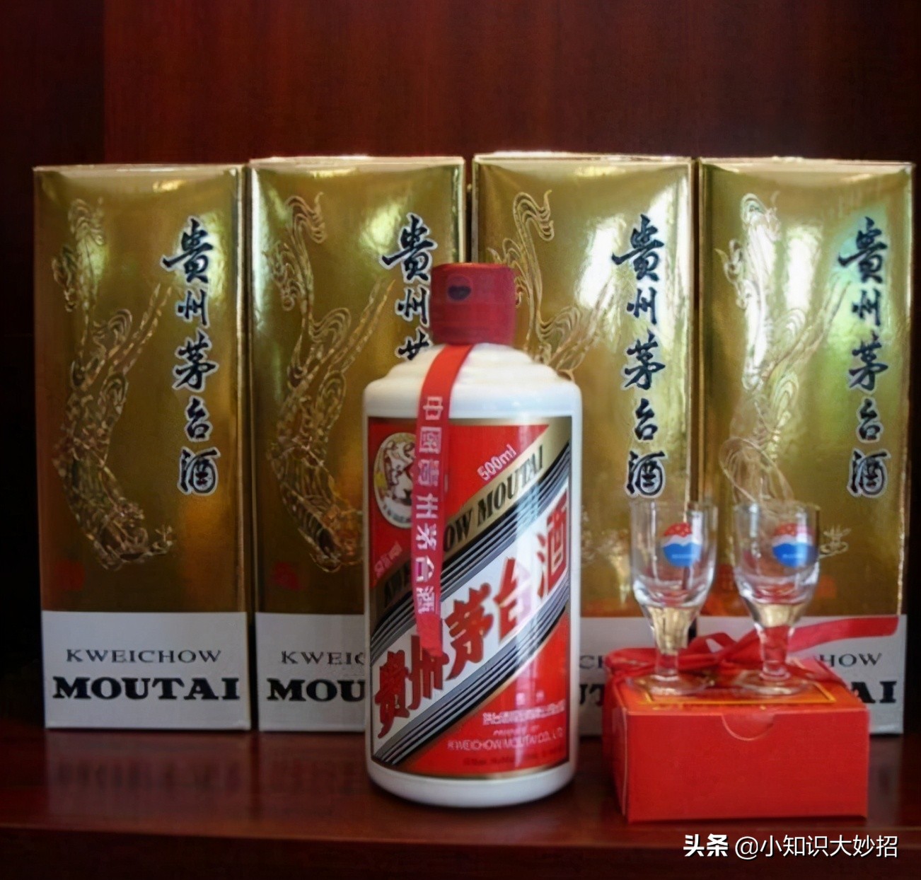 飞天茅台只配两个小杯,飞天茅台瓶子里有两个杯子