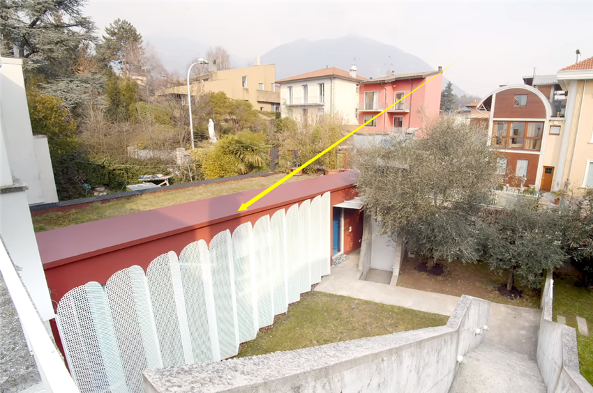 她买下26㎡自行车棚，将屋内铺满欧松板，一个人越住越舒服