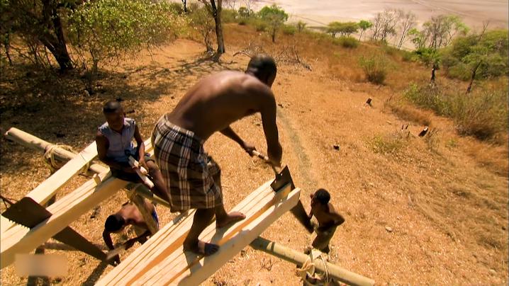 非洲传统伐木工艺，一月才赚600元，曾被列为非物质文化遗产