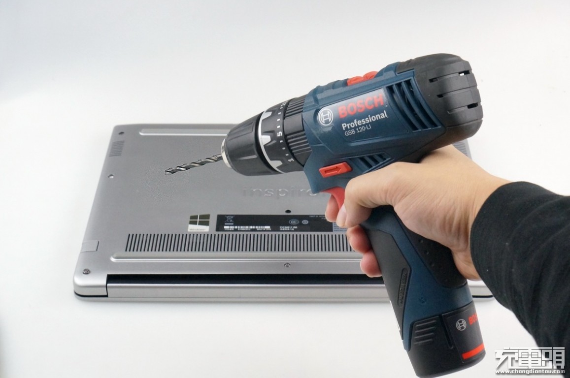 戴尔燃7000电脑换电池教程,戴尔燃7000换电池教程