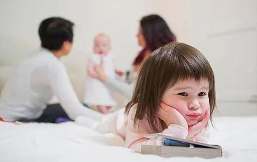 恋奶、吃手指、摸*处私**，孩子这些“瘾”，背后真相千万别轻忽