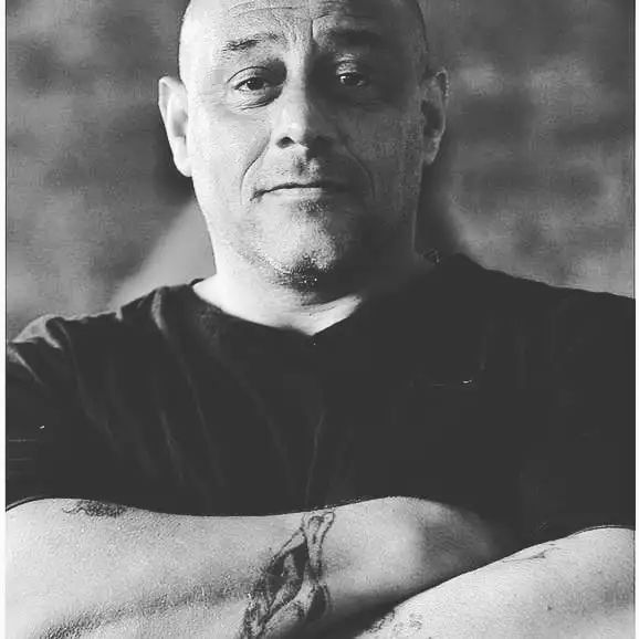 他蹲过120座监狱是最昂贵的囚犯，却因画画受到女生喜欢