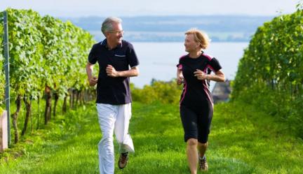 十一月，湿寒相交，头部最“受罪”！做到“两不三多”，让你温暖过冬