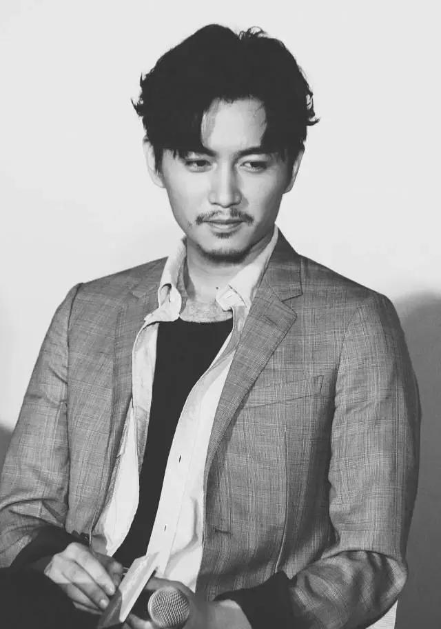 插在手机上的剃须刀，使用手机供电，随时随地让你保持完美颜值