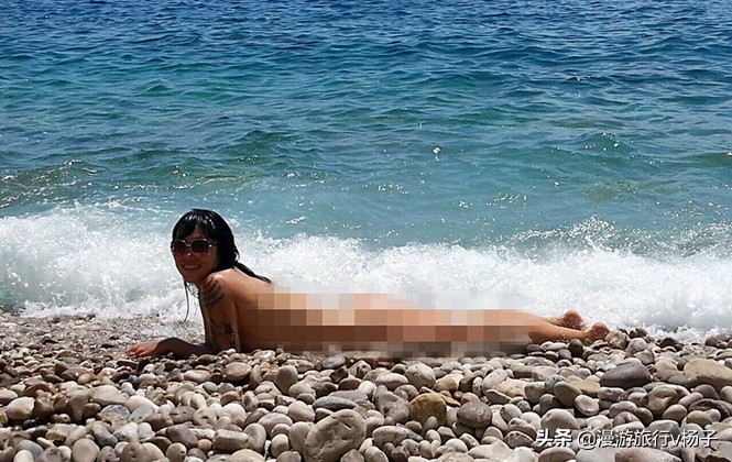 和沙发主人一起去裸体海滩