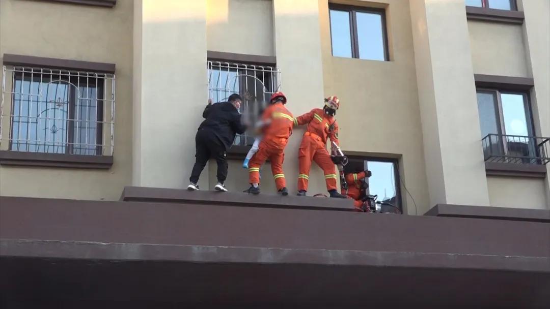 惊险幼童被卡六楼防盗窗身体悬空,惊险5岁男孩被卡六楼