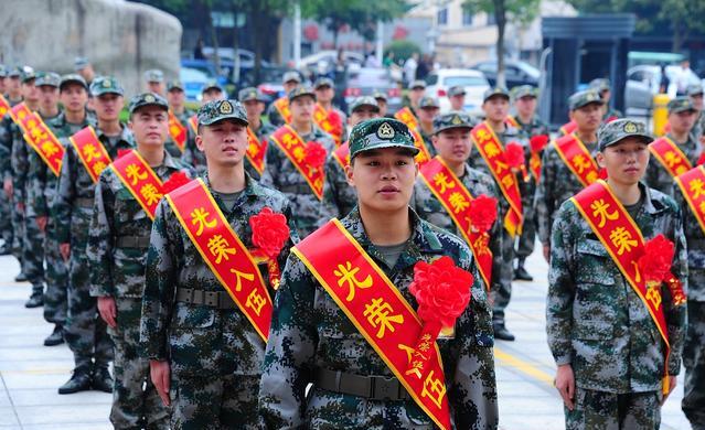 大专毕业生当兵优劣势,大学毕业当兵和大学里当兵的区别