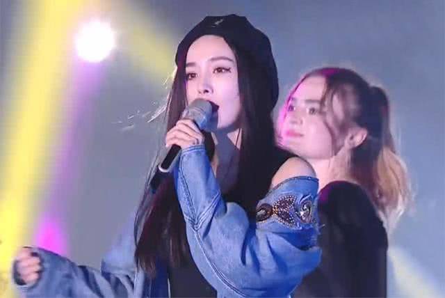 王菲蹦迪完整版视频,50岁王菲蹦迪扭动身体