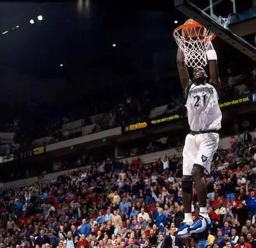 狼王加内特穿过的球鞋,球鞋加内特