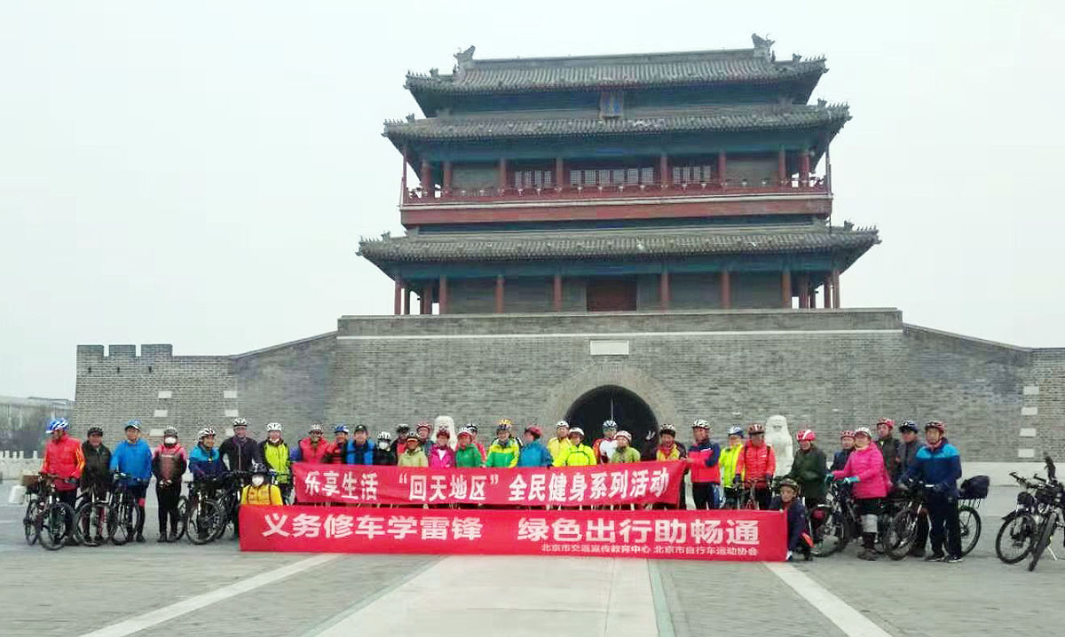 学雷锋免费修车,他们骑自行车去上学