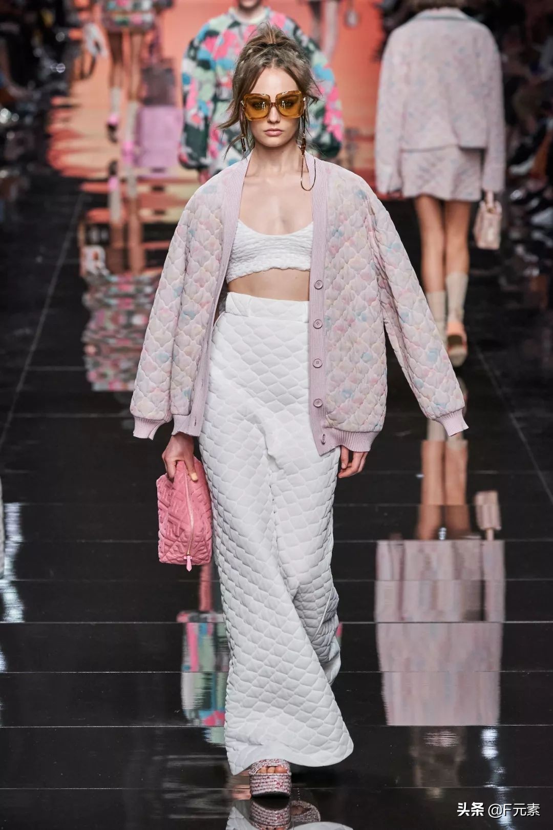 芬迪皮草中古,芬迪皮草经典款式是什么颜色的呢