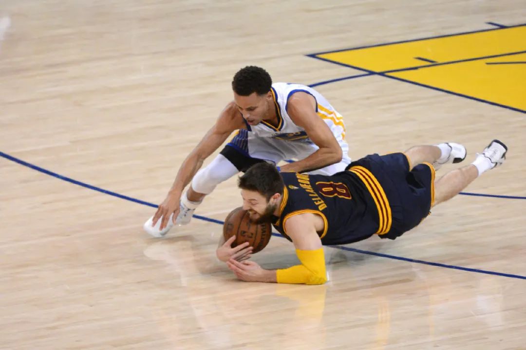 30岁就告别NBA！从49万防到3800万！他不愧是詹姆斯的超级英熊...