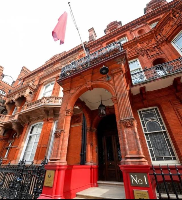 外交官强迫女秘书吸毒并性骚扰，遭拒后竟要与其女儿发生性关系