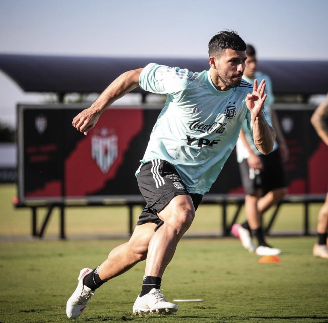 巴萨为何执意跟登贝莱续约,巴萨可以放弃登贝莱吗