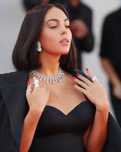 c罗与未婚妻,c罗在赛场上与乔治娜亲吻