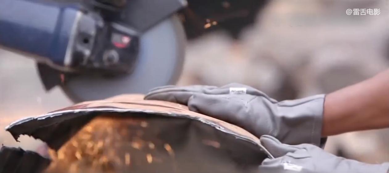 非洲小伙用铁桶建房子，只需要150块，就能拥有一室一厅！纪录片