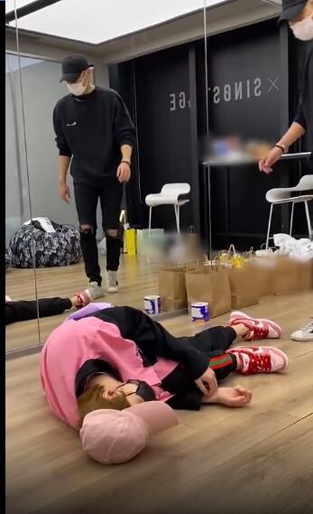 鹿晗黄子韬黑白,鹿晗穿棒球外套