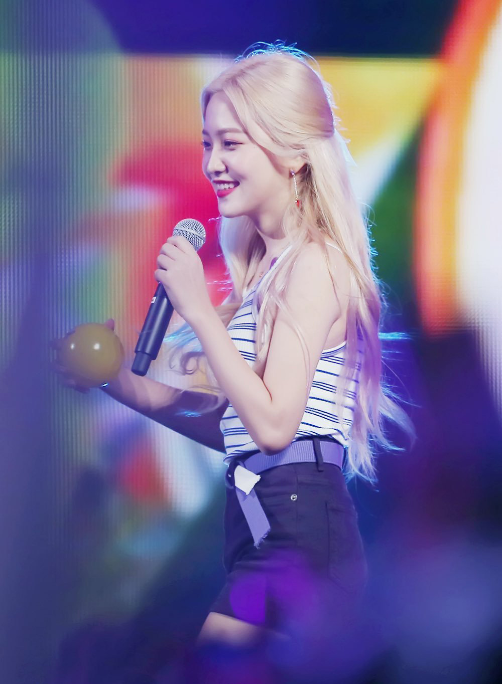 她是韩国大势女团忙内，穿宝蓝牛仔连体裤出镜，背头更显精致五官