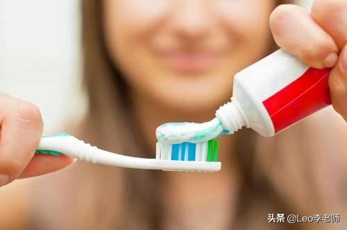 两岁孩子拧开了牙膏盖玩起了牙膏，宝妈这样做，绝了