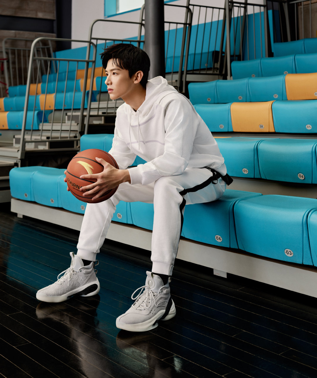 白敬亭穿的安踏粉色篮球鞋是哪双,白敬亭打篮球上海安踏活动背影