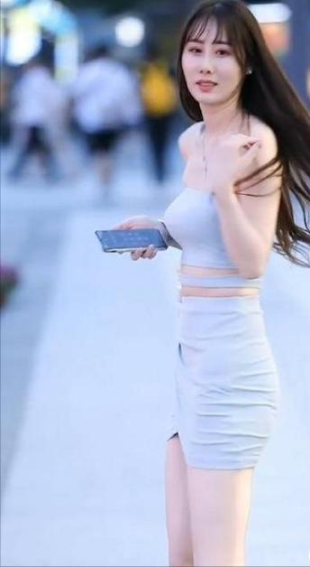 优雅的蓝色气质十足惊艳全场,法式大裙摆轻奢高级感