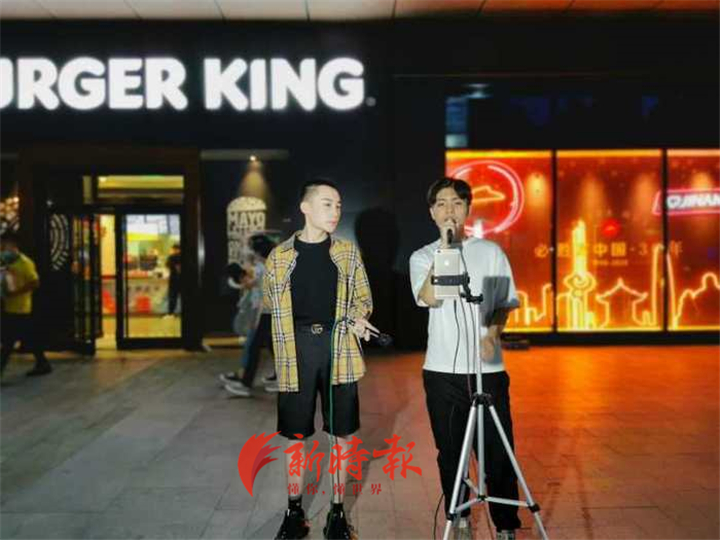 济南街头艺人有证了！连音社等首批62位艺人“持证上岗”，夜间音量不超50分贝