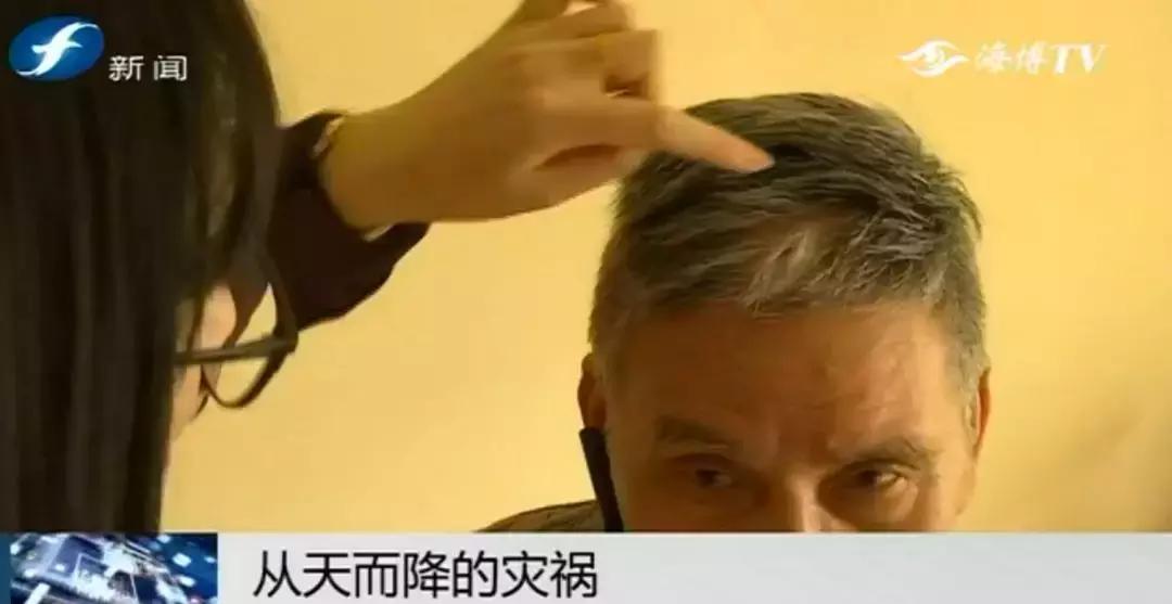 好险|大爷公园漫步，硕大枝条垂直戳下，再偏毫厘后果不敢想！