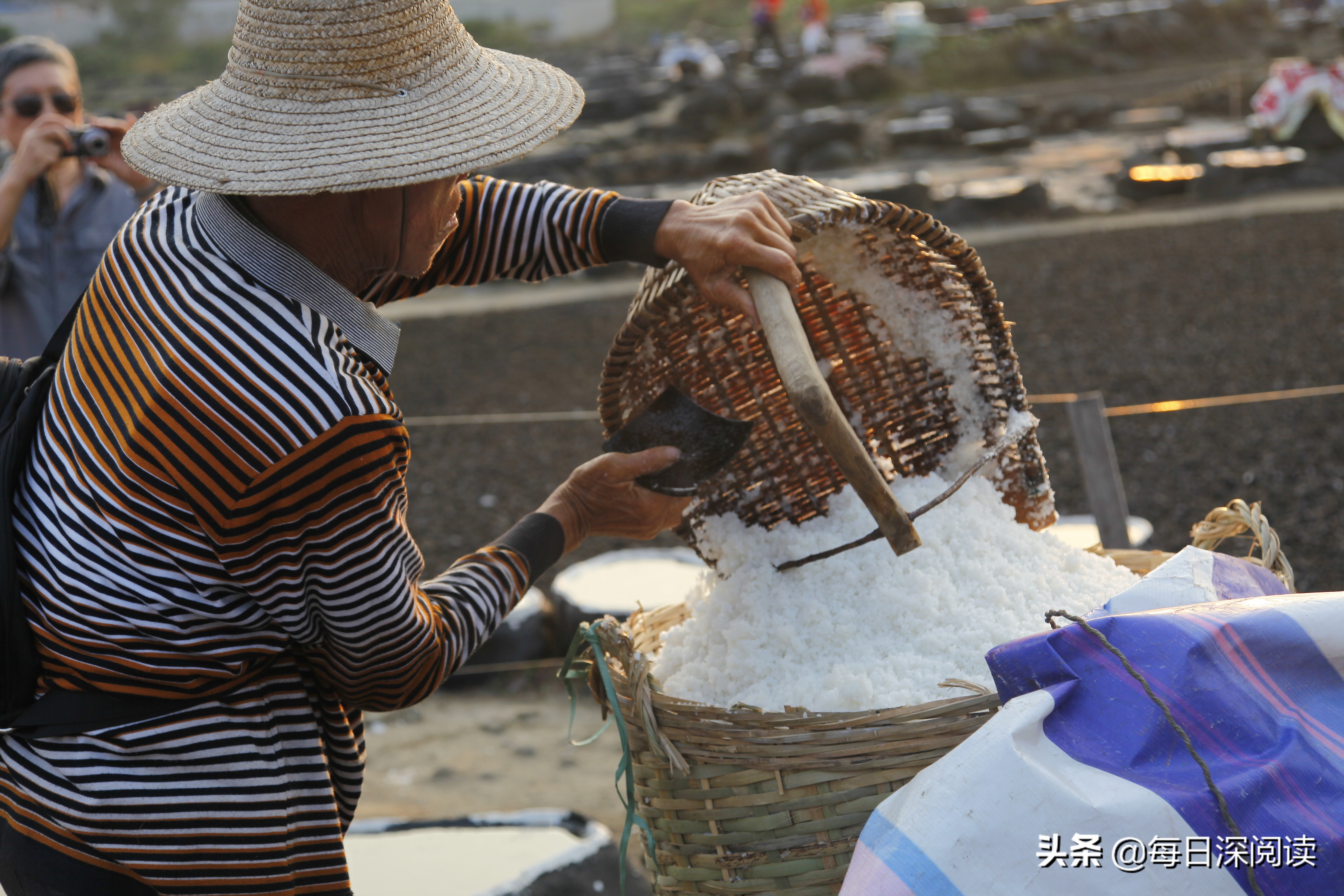 海南千年古盐田先民制盐活化石,千年古盐田晒盐全过程