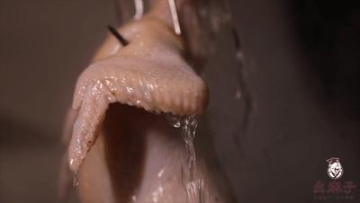 给你们推荐这道嘎滋脆的脆皮烧鸡！看视频口水就已经不受控制了