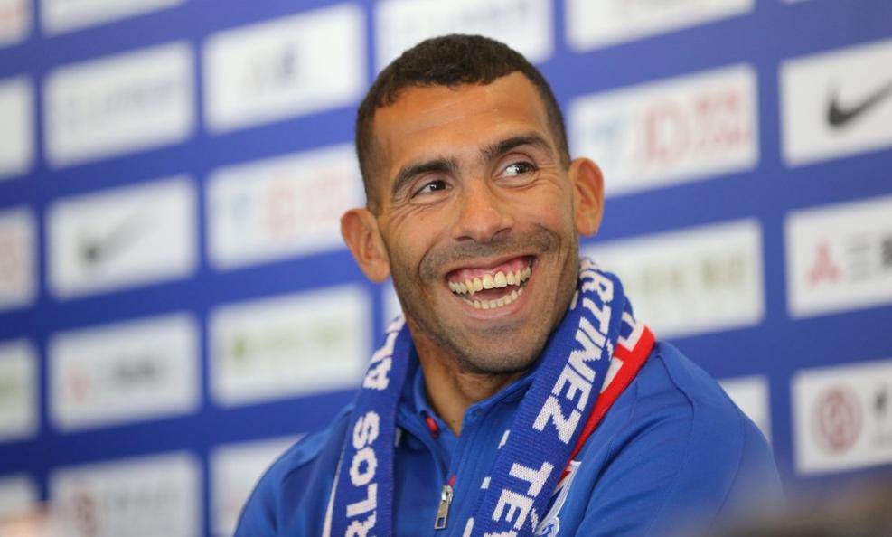 1张照片引众怒！前中超外援与球迷合影不戴口罩，自辩：我在我家