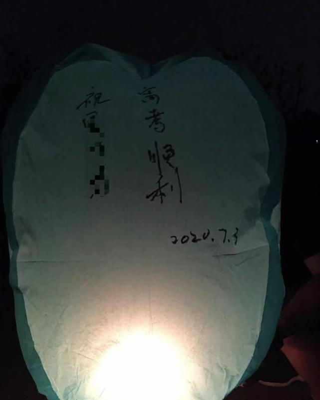 线上疯狂刷屏，线下连夜下架！中国的许愿生意，太魔幻了