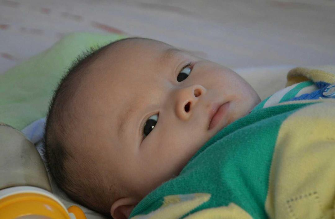 单眼皮宝宝遭亲爸嫌弃，2个月后完美逆袭，真相和你想的不一样