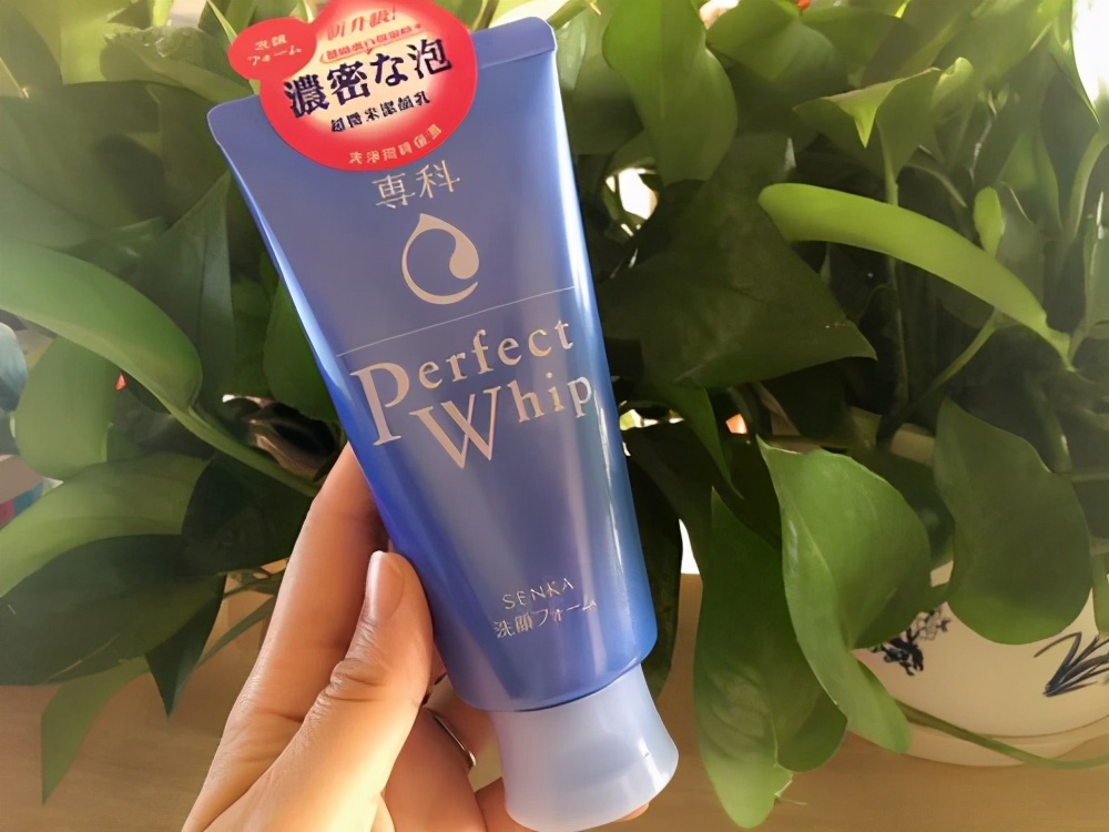 洗面奶洗完后皮肤紧绷是怎么回事,最近的网红洗面奶好用吗