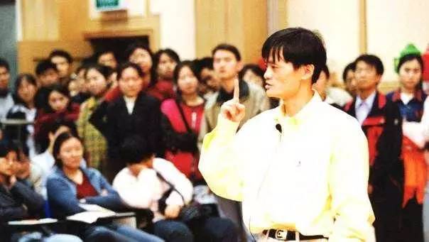 那一年岳云鹏14岁郭德纲26岁,岳云鹏连续13年为郭德纲庆生