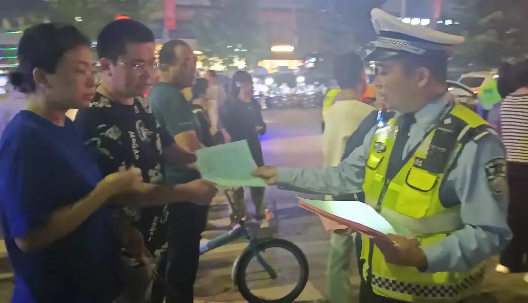 交警走进庙会开展交通安全宣传,洛宁交警开展交通安全宣传活动