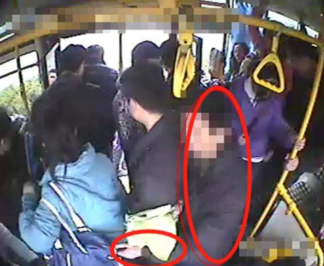 公交车上孩子肚子疼的大哭,小男孩在公交车上突然肚子疼