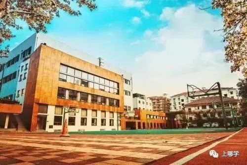 上海这个区没有超级名校，竞争小！小学不在本区读，进不了好初中
