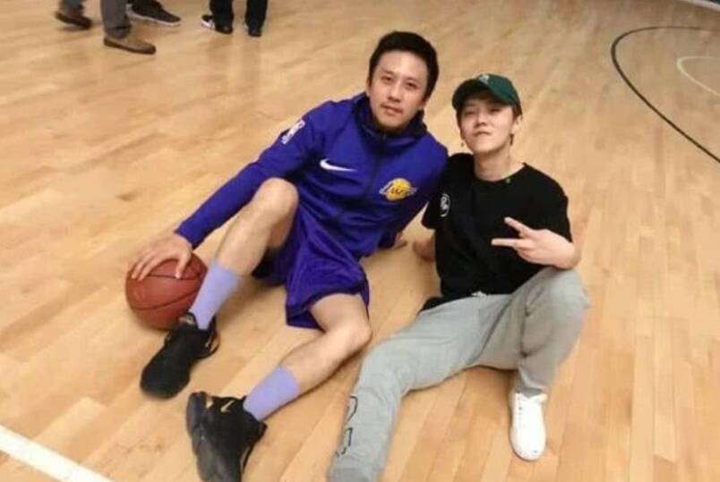 邓超晒与鹿晗打篮球同框照,明星之间谈鹿晗喜欢足球