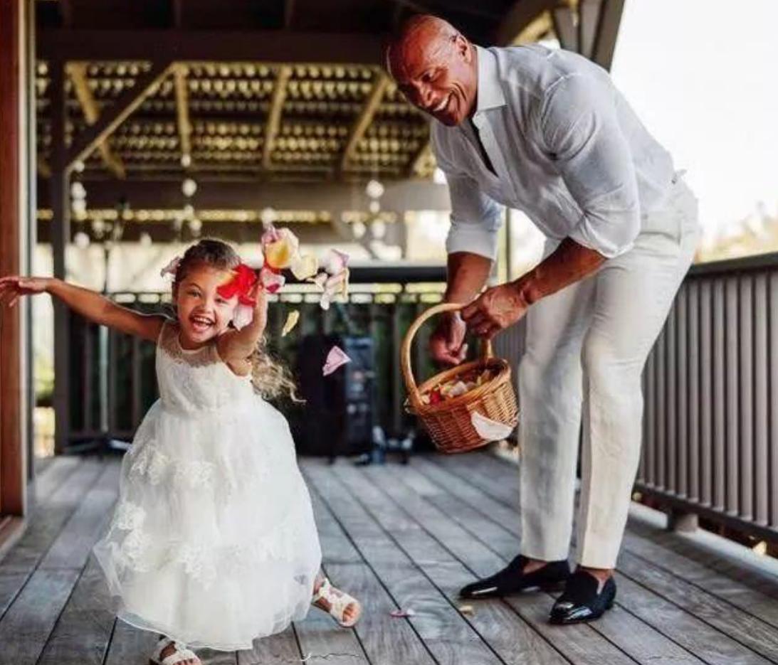 强森女儿照片,强森的女儿是混血儿吗