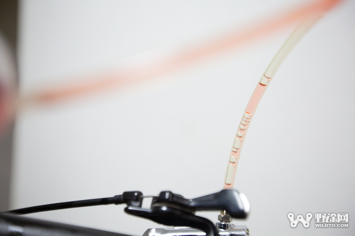 电动车刹车碟刹怎么换油,提升刹车性能省钱的方法