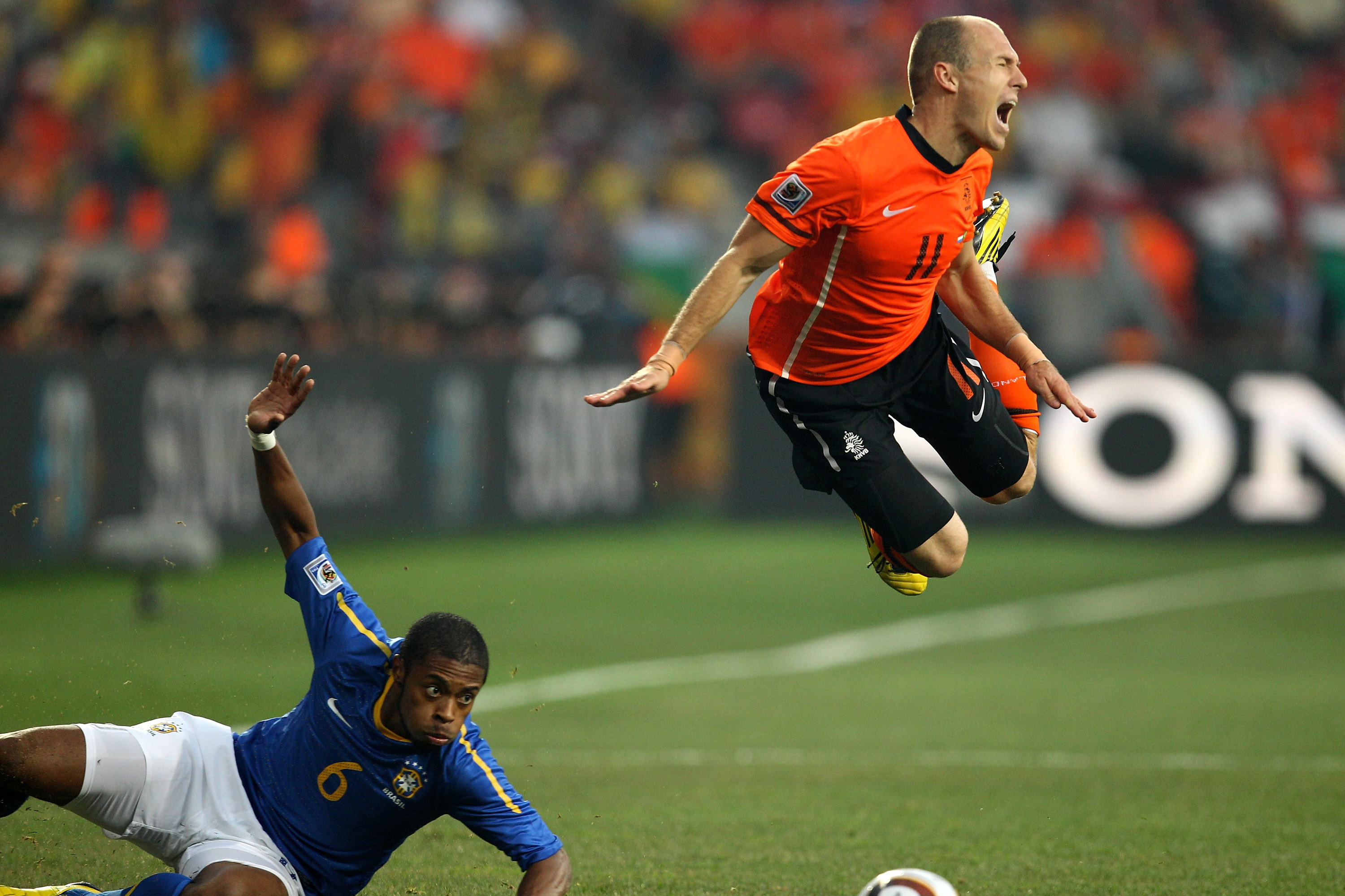 足球运动员为什么要假摔,足球运动员假摔日常